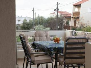 Ηλιόλουστες βεράντες στο επίπεδο του υπερυψωμένου ισογείου.