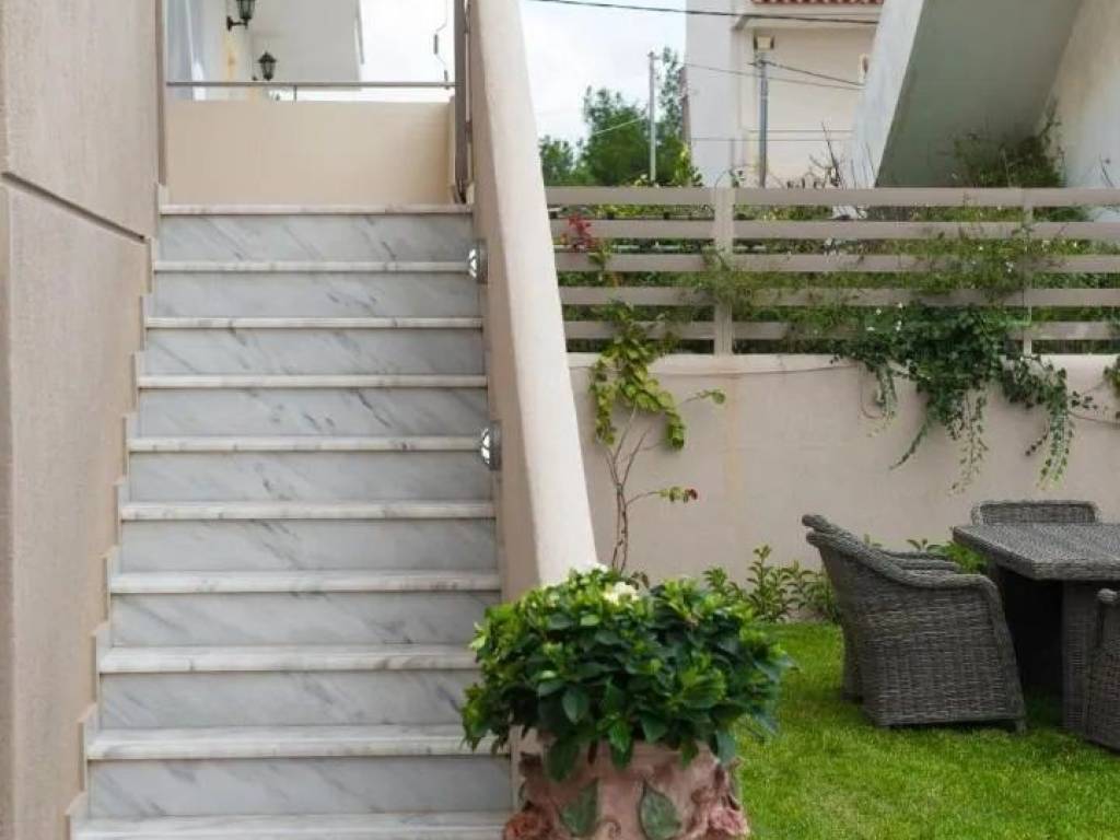 Μαρμάρινη άνετη σκάλα .