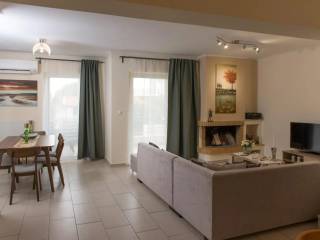 Ενιαίος χώρος σαλονιού-τραπεζαρίας.