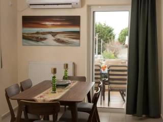 Ευρύχωρο χώρος τραπεζαρίας.