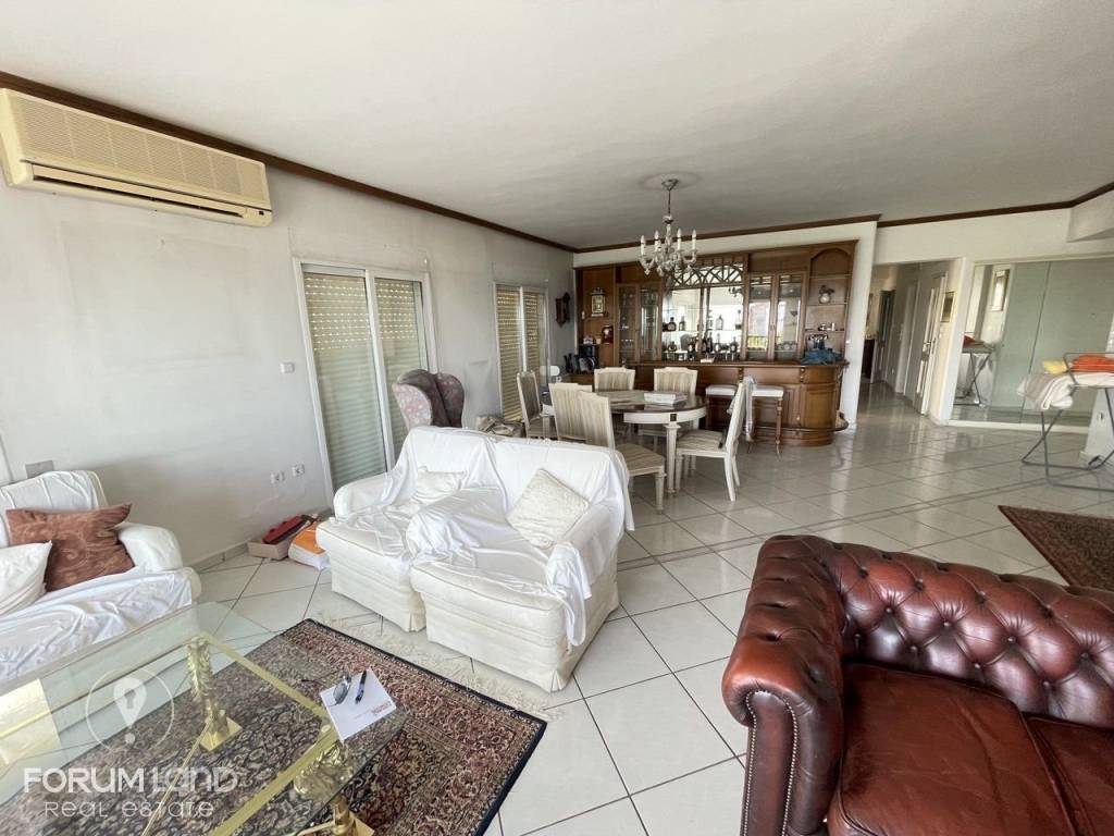 Forumland Real Estate, Σαλόνι