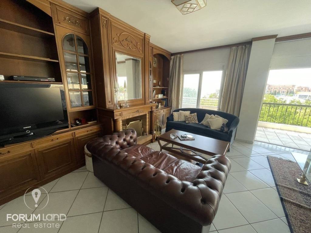 Forumland Real Estate, Σαλόνι με τζάκι