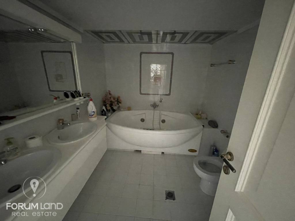 Forumland Real Estate, Μπάνιο