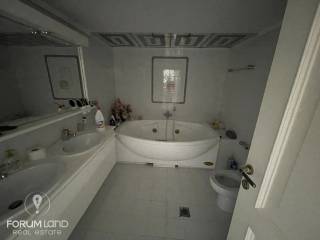 Forumland Real Estate, Μπάνιο