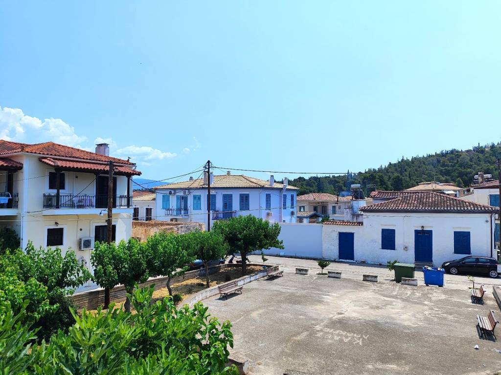 E THEA APO TO MPALKONI