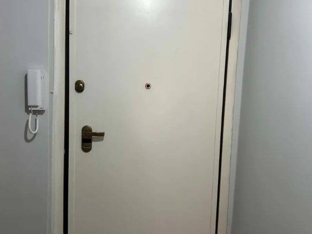 Forumland Real Estate, Θωρακισμένη πόρτα