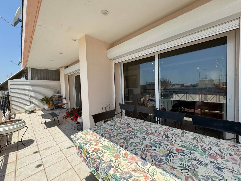 βεράντα μεγάλη