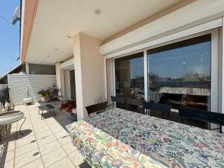 βεράντα μεγάλη