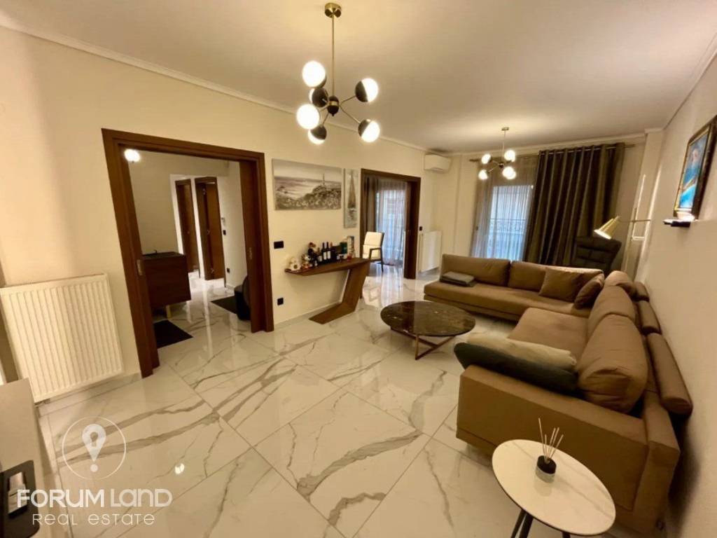 Forumland Real Estate, Σαλόνι