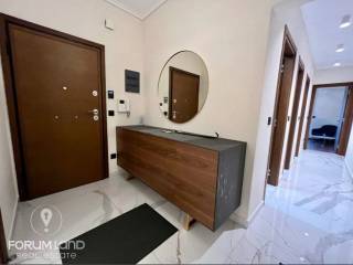 Forumland Real Estate, Είσοδος