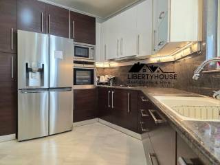 Diathetei oles tis elektrikes syskeyes