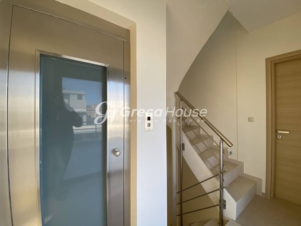 Πωλείται Υπερπολυτελής Μεζονέτα με Roof Garden Πόρτο Ράφτη