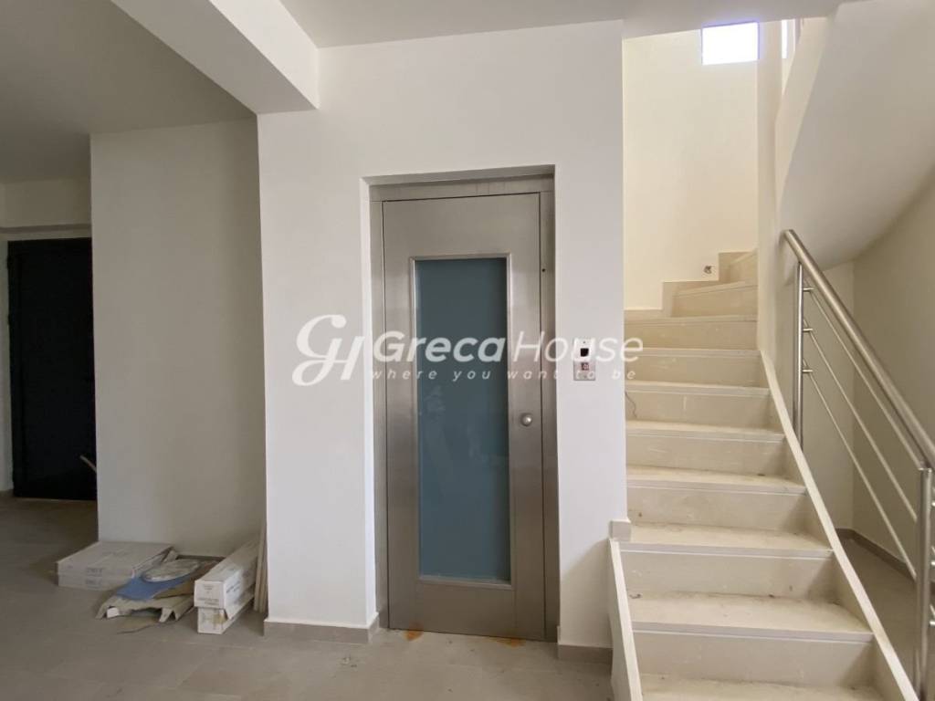 Πωλείται Υπερπολυτελής Μεζονέτα με Roof Garden Πόρτο Ράφτη