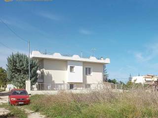 Δεξιά του αυτοκινήτου άποψη του οικοπέδου