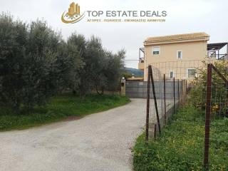 θέση οικοπέδου δίπλα σε οικίες