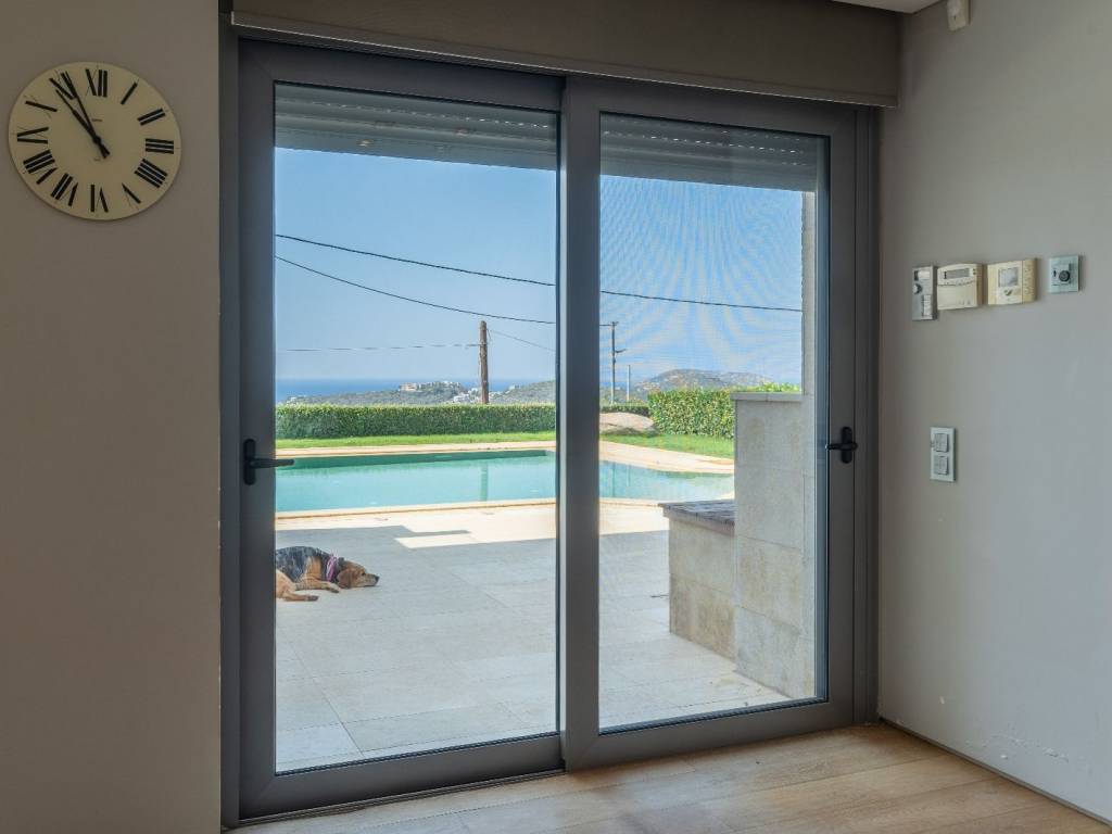 E thea sten pisina apo ten koyzina toy isogeioy