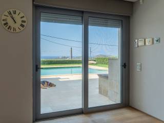 E thea sten pisina apo ten koyzina toy isogeioy