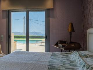 O xenonas sto isogeio e mia kyria krebatokamara