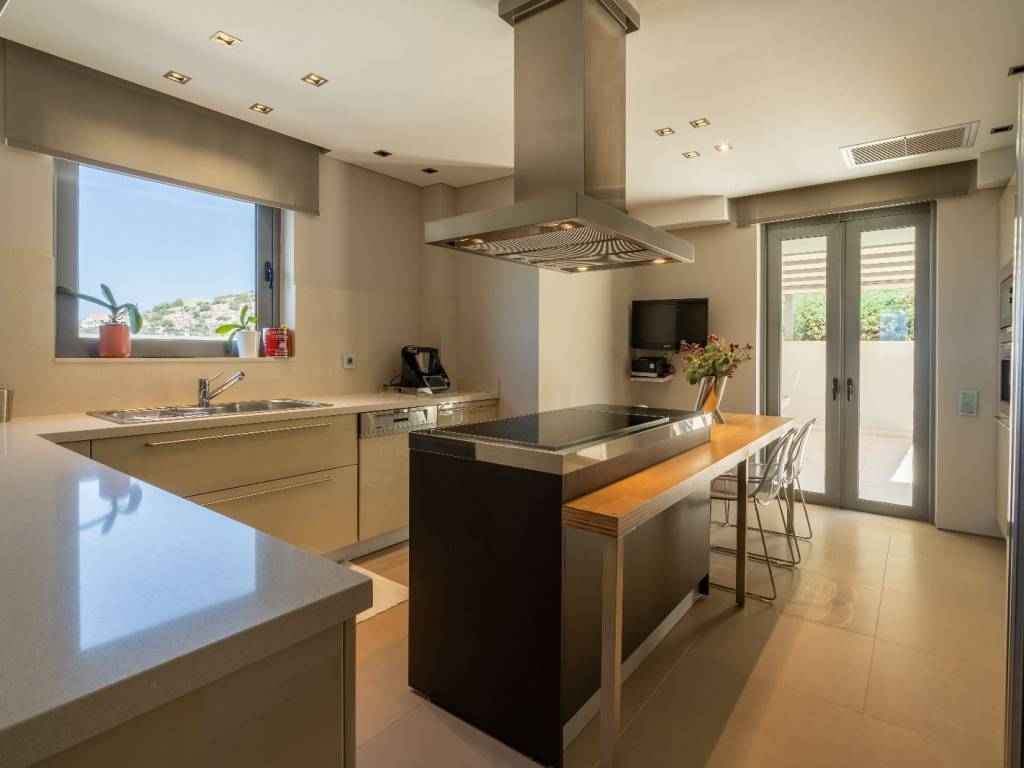 E koyzina ston 1o oropho