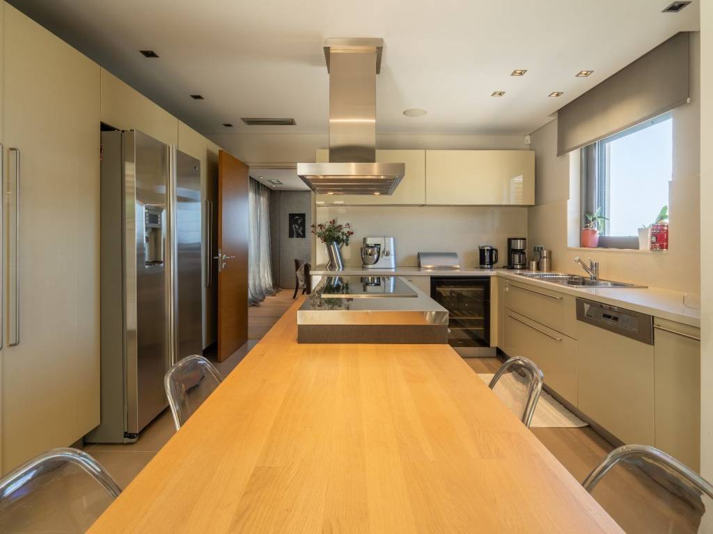 Apopse tes koyzinas me te prochere  trapezaria, 1os orophos