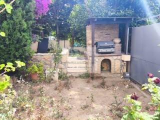 PRIVATE GARDEN WITH BBQ