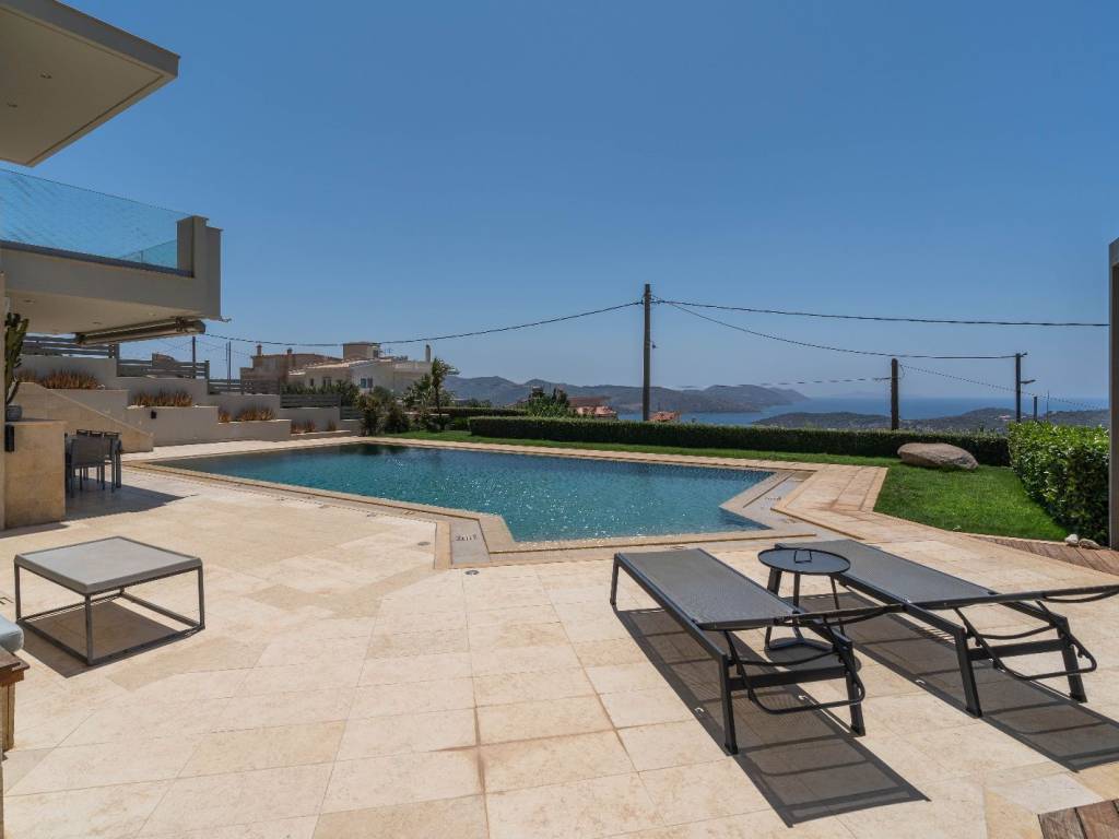 E pisina, o kepos kai e yperoche thea ste thalassa