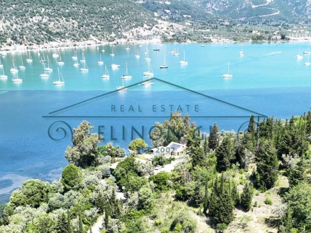 Η καταπληκτική θέα προς τον κόλπο του Βλυχού