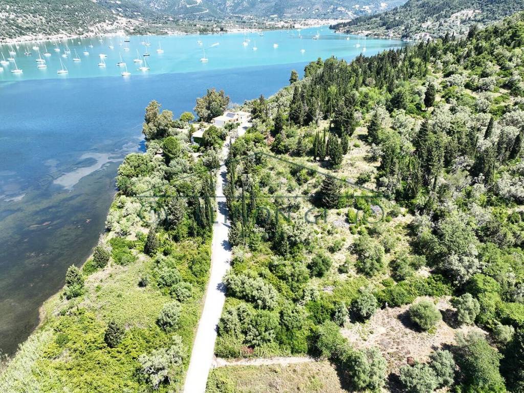 Η καταπληκτική θέα προς τον κόλπο του Βλυχού