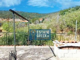 ★ Στο κέντρο του χωριού ★ Οικόπεδο 600 τ.μ. ★ Πρόκειται για 2 κατοικίες ★