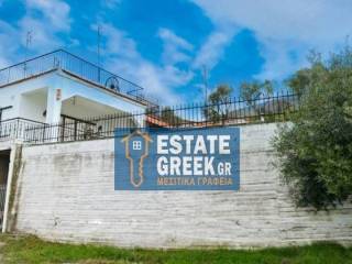 ★ Στο κέντρο του χωριού ★ Οικόπεδο 600 τ.μ. ★ Πρόκειται για 2 κατοικίες ★