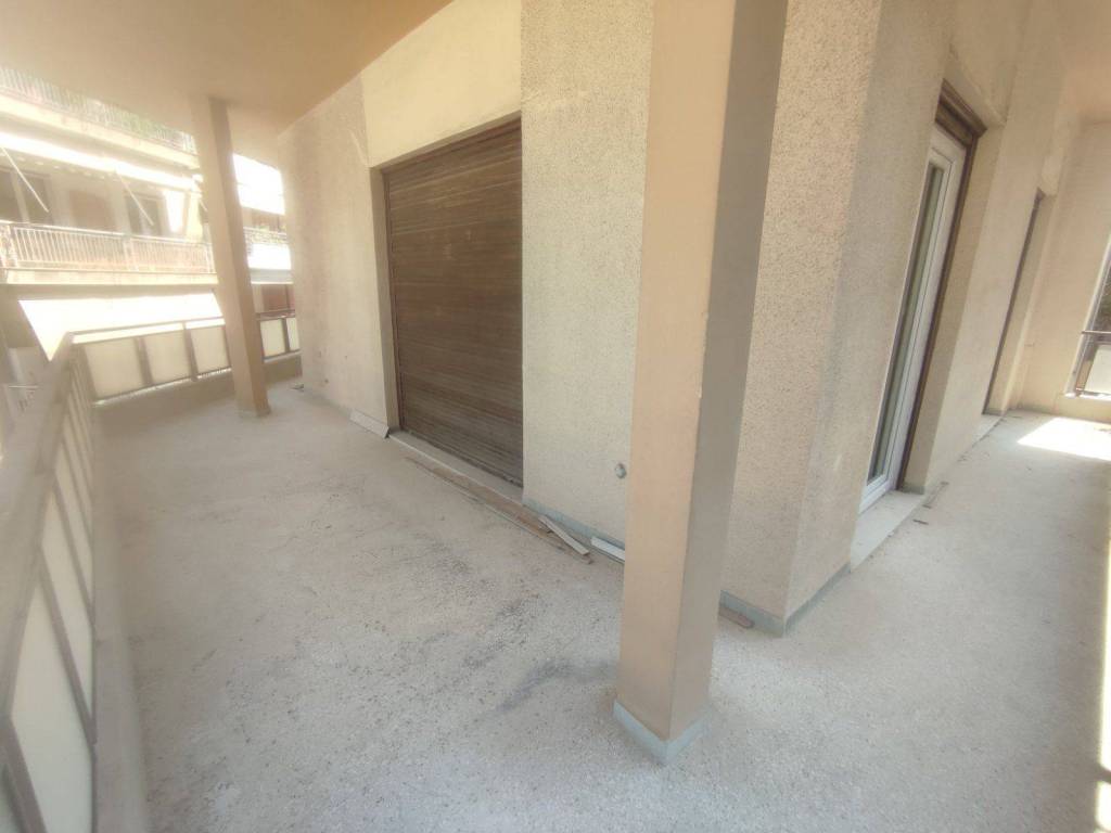 ANETO MPALKONI GONIAKO KAI TRIPHATSO