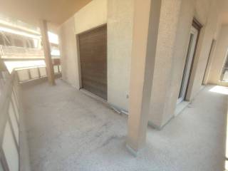 ANETO MPALKONI GONIAKO KAI TRIPHATSO