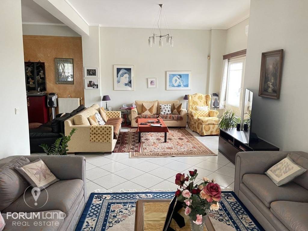 Forumland Real Estate, Σαλόνι