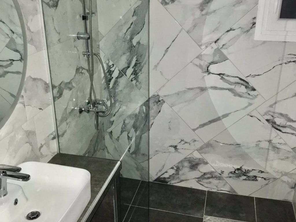 Forumland Real Estate, Μπάνιο