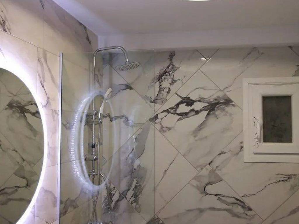 Forumland Real Estate, Μπάνιο με ντουζιέρα