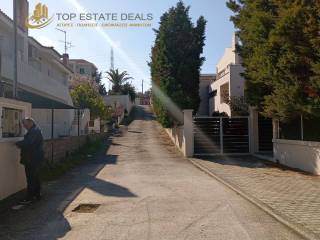 δρόμος προς το οικόπεδο ,γειτονικές οικίες