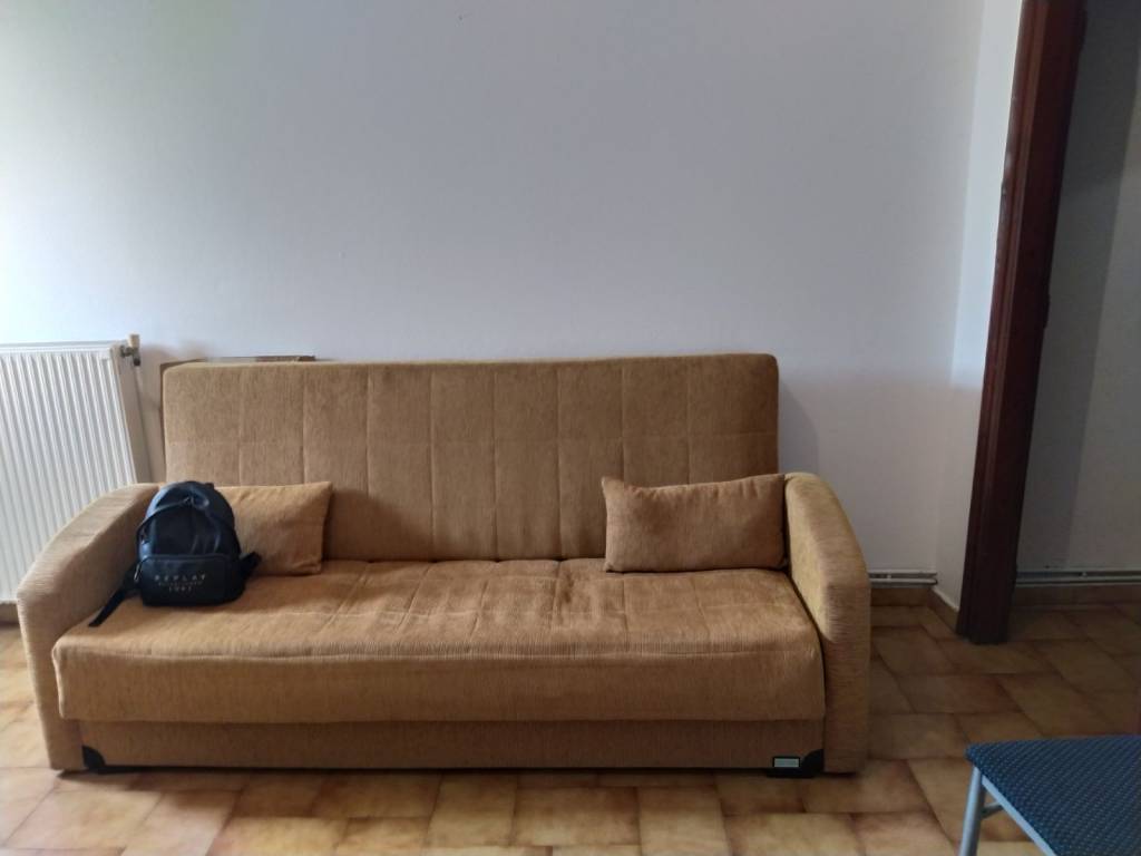 Χώρος της κουζίνας με καναπέ.