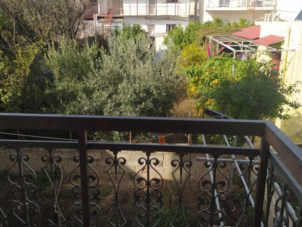 Θέα από το μπαλκόνι της κρεβατοκάμαρας.