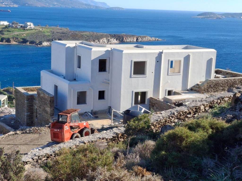 Αφορά τον επάνω όροφο του κτιρίου