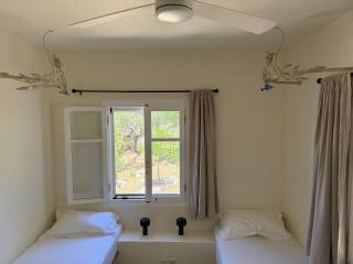 Twin bedroom with 2 windows