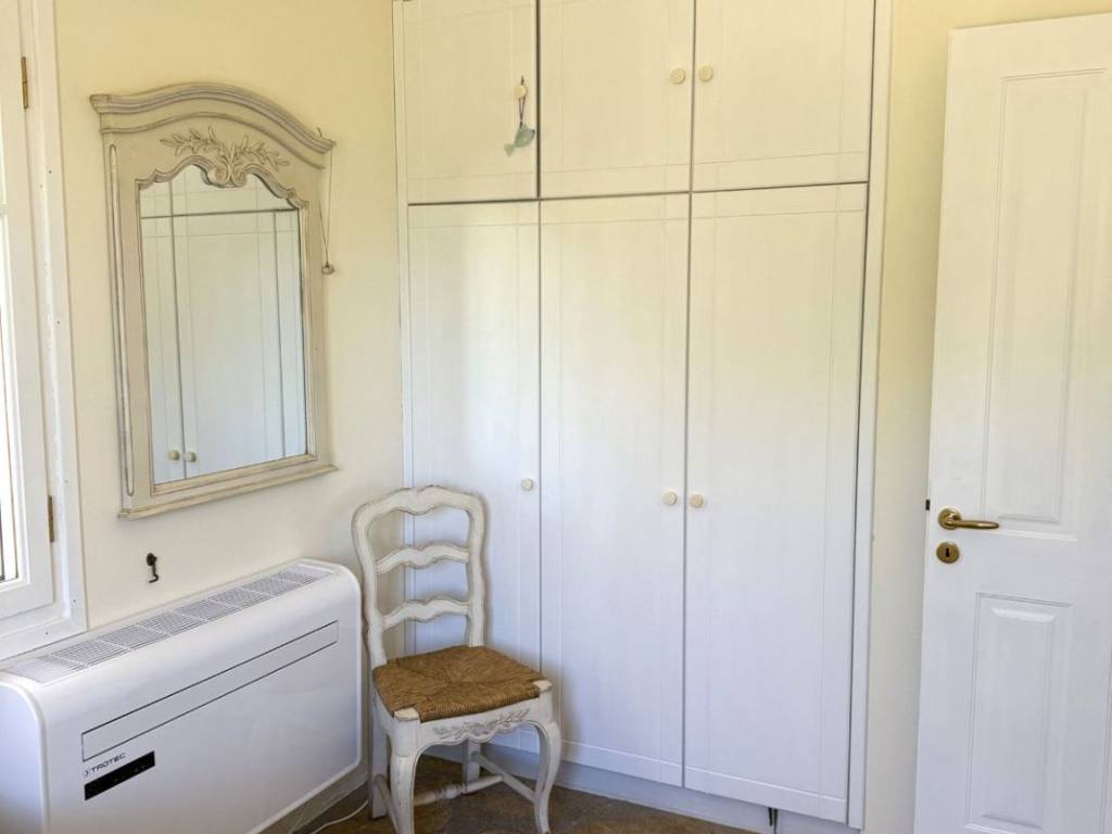 Twin bedroom: wall wardrobe