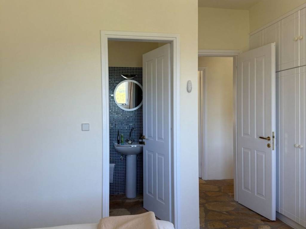 Double bedroom: en suite bathroom