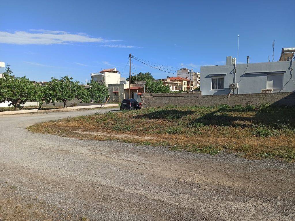 GONIAKO OIKOPEDO ME PROSOPSEIS 18 m. KAI 12 m.