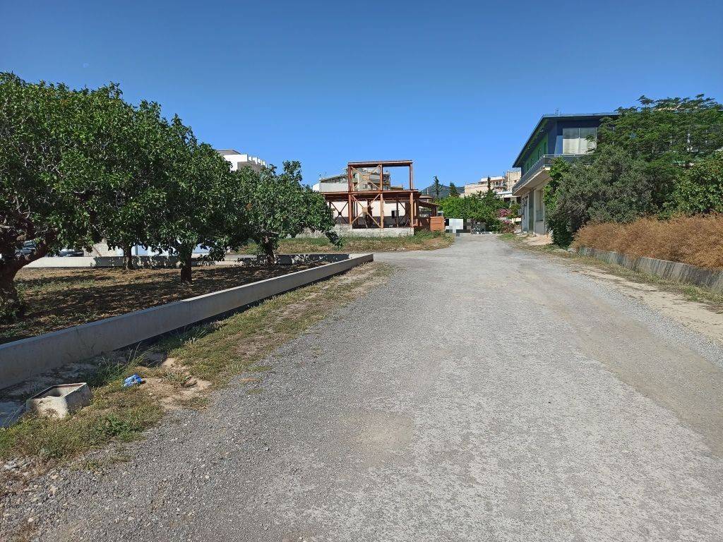 GONIAKO OIKOPEDO ME PROSOPSEIS 18 m. KAI 12 m.