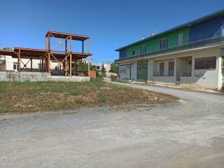 GONIAKO OIKOPEDO ME PROSOPSEIS 18 m. KAI 12 m.