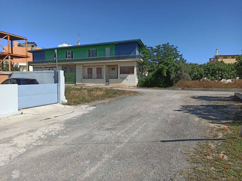 GONIAKO OIKOPEDO ME PROSOPSEIS 18 m. KAI 12 m.