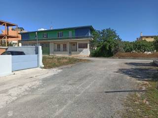 GONIAKO OIKOPEDO ME PROSOPSEIS 18 m. KAI 12 m.