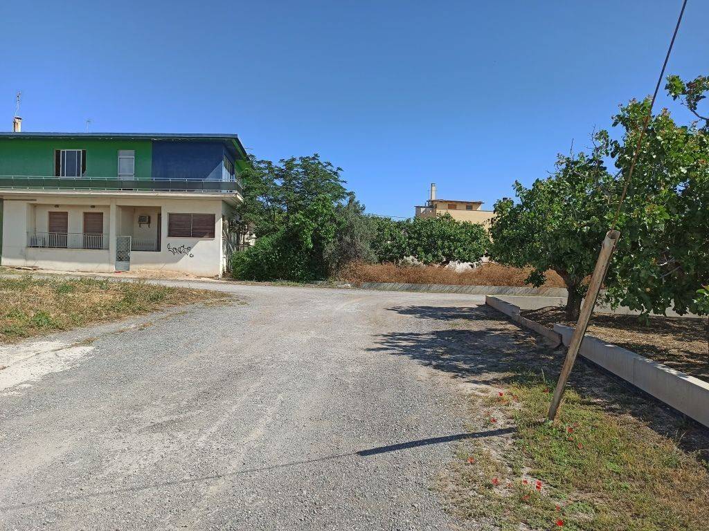 GONIAKO OIKOPEDO ME PROSOPSEIS 18 m. KAI 12 m.