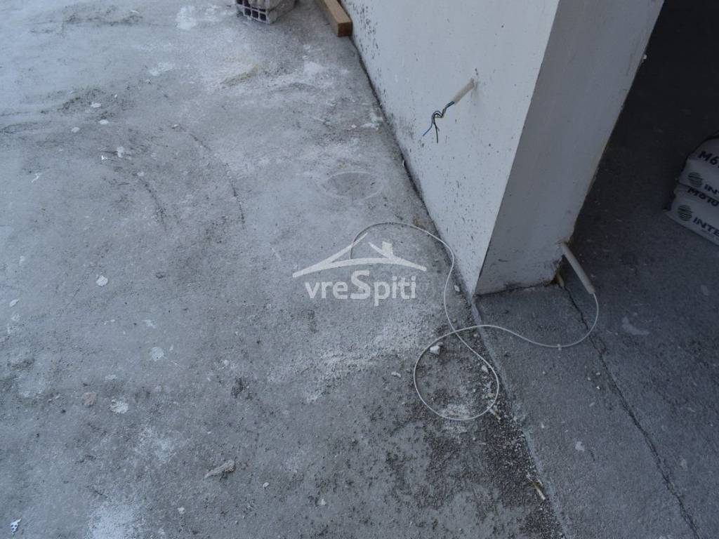 ΜΠΑΛΚΟΝΙ ΕΠΑΝΩ ΟΡΟΦΟΥ