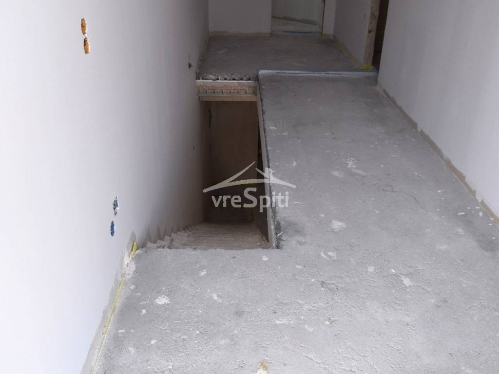 ΣΚΑΛΕΣ -ΔΙΑΔΡΟΜΟΣ ΕΠΑΝΩ ΕΠΙΠΕΔΟΥ